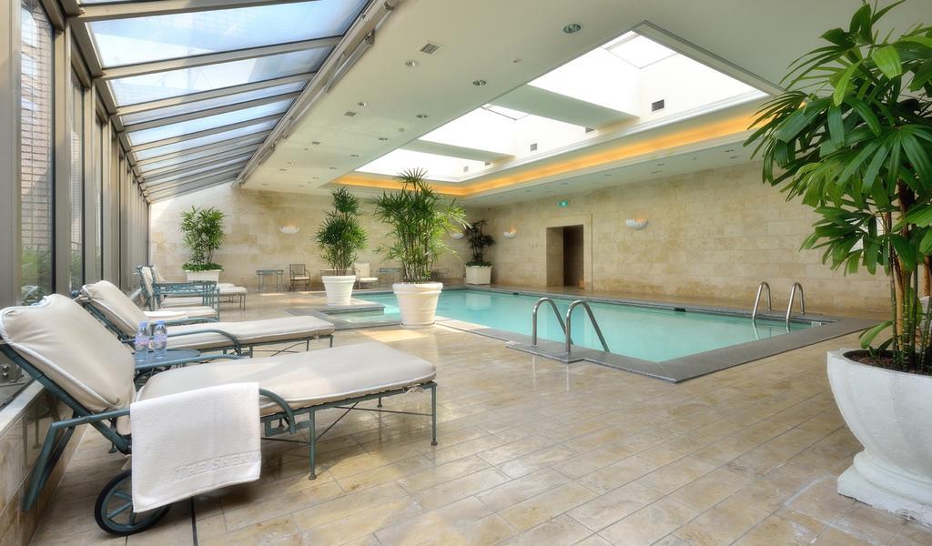 The Sherwood Taipeh Exterior foto The pool at the Mandarin Oriental, Paris