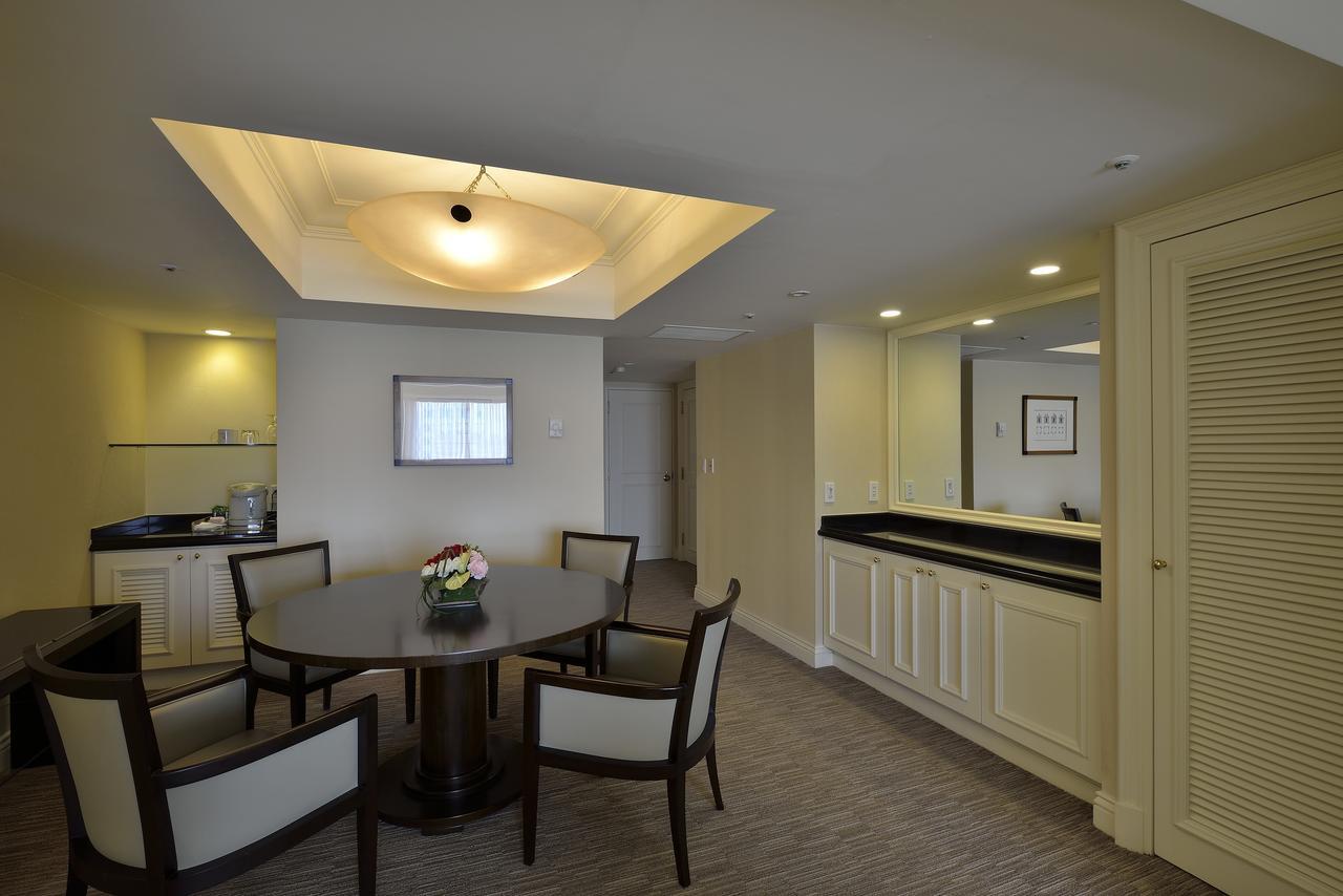 The Sherwood Taipeh Exterior foto A suite at the Hilton Tokyo